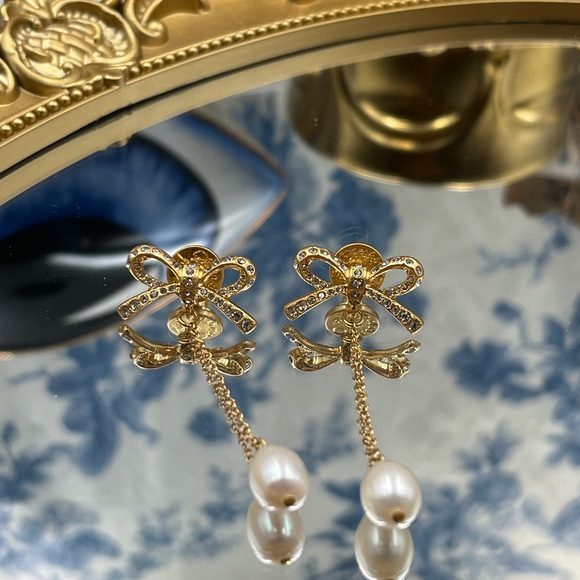 🆕 OSCAR DE LA RENTA 🧿 NWOT Swarovski Crystal Bow Pearl Drop Earrings - Gold - Picture 4 of 13